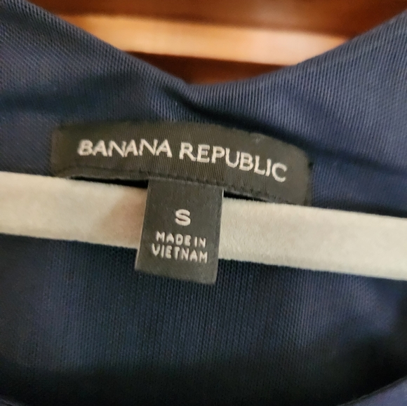 Banana Republic Split Back Scallop Navy Tank Blouse with Built-In Bra - Picture 4 of 5